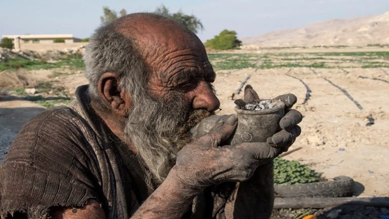 दुनिया का ‘सबसे गंदा आदमी’ थे 94 साल के हाजी, 60 साल बाद जबर्दस्ती नहलाया; बीमार पड़ा और हो गई मौत: सड़ा हुआ मांस खाते, पीते थे गंदा पानी