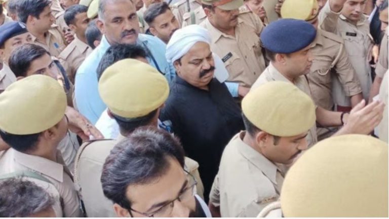 ‘CM योगी ईमानदार और बहादुर’: पुलिस की गाड़ी में बैठ बोला गैंगस्टर अतीक अहमद, मीडिया में की UP मुख्यमंत्री की तारीफ; Video