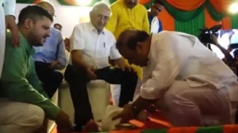 ‘इनके ही योगदानों से मजबूत हुई पार्टी’: CM सरमा ने वरिष्ठ भाजपा कार्यकर्ताओं के धोए पाँव, ‘बाढ़ मुक्त असम’ पर अमित शाह ने बनाई रणनीति