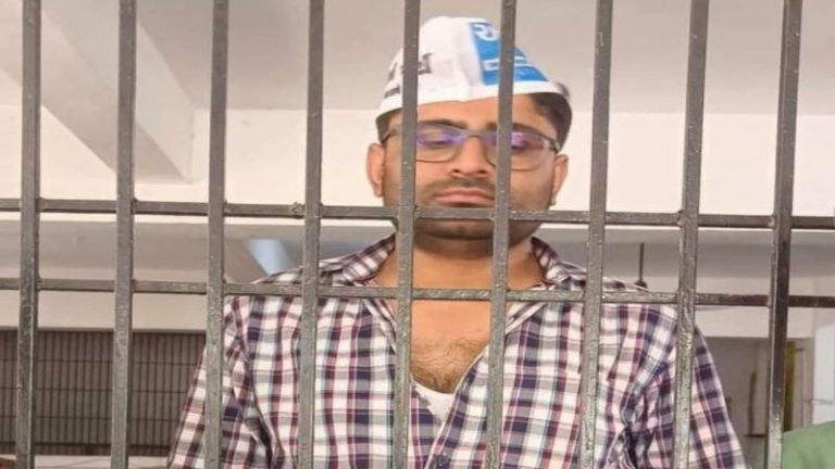 AAP गुजरात के अध्यक्ष को दिल्ली पुलिस ने हिरासत में लिया: PM मोदी को कहा था ‘नीच’, मंदिरों को बता चुके हैं शोषण का अड्डा