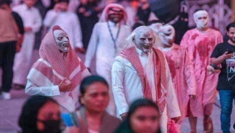 ‘अल्लाह-हु अकबर, क़यामत आने वाली है’: सऊदी अरब में हैलोवीन पार्टियों से गुस्सा हुए मुस्लिम, शैतान के वेश में मजे में घूमते दिखे शेख