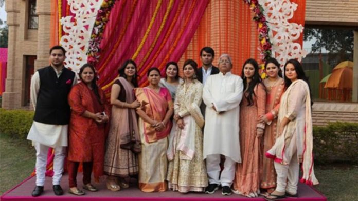 लालू यादव परिवार के साथ