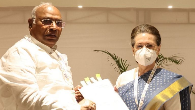 43 साल पहले इंदिरा गाँधी से की थी बगावत, 2019 में ‘चेले’ ने ही बुरी तरह हराया: हिन्दू नहीं, इस धर्म को मानते हैं कॉन्ग्रेस के नए अध्यक्ष मल्लिकार्जुन खड़गे