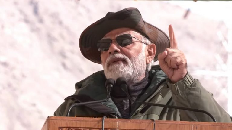 ‘यहीं पर आतंक के फन को कुचला गया था, Pak से हर युद्ध में यहाँ लहराया विजय ध्वज’: कारगिल में जवानों के बीच PM मोदी की दीवाली, कहा – आप सब ही मेरा परिवार