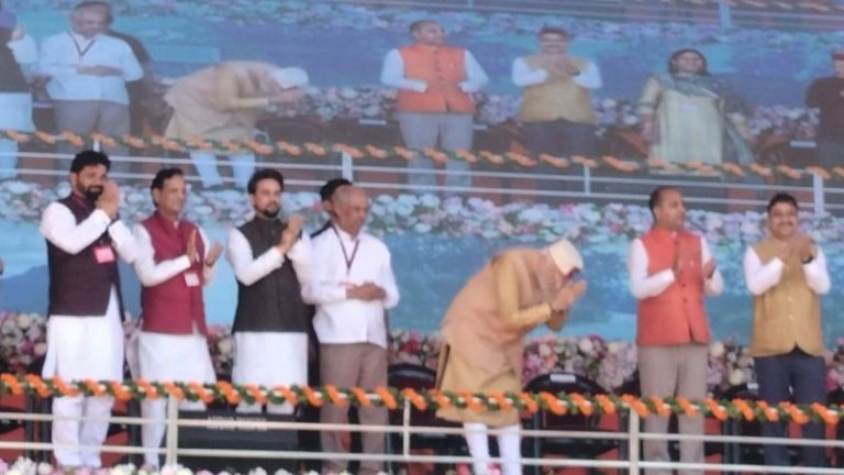 हिमाचल को वंदे भारत और दो हाइड्रोपावर प्रोजेक्ट की सौगात: PM मोदी ने कहा- पहले की सरकारें राजनीतिक लाभ देख विकास का फैसला लेती थी, BJP सबसे अलग