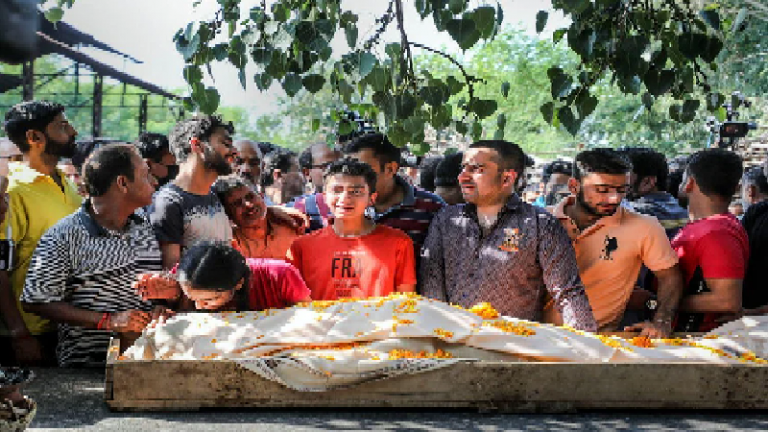 ‘पाकिस्तान मुर्दाबाद’ के नारे के साथ कश्मीरी हिन्दू का अंतिम संस्कार, बहन ने कहा – घाटी छोड़ दें हिन्दू, आतंकी कर रहे हैं तलाश
