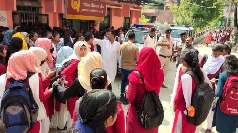 ब्लूटूथ लगा कर परीक्षा दे रही थीं हिजाबी छात्राएँ, रोकने पर बना दिया मजहब का मुद्दा: बिहार में मुस्लिम लड़कियों का हंगामा, कॉलेज ने कहा – माहौल बिगाड़ने की साजिश