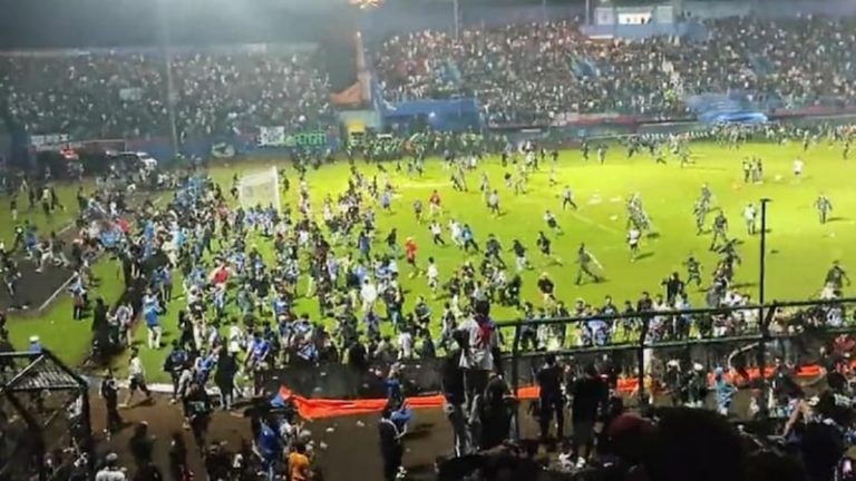 इंडोनेशिया में फुटबॉल मैच खत्म होते ही भड़का दंगा: 129 की मौत, 180 घायल, 34 लोग स्टेडियम में मरे