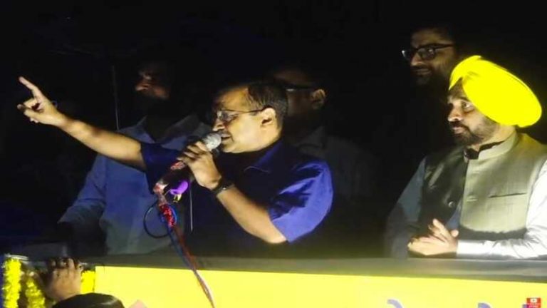 जीत गए तो फ्री में अयोध्या यात्रा कराएँगे: गुजरात में केजरीवाल ने किया वादा, काले होर्डिंग पर कहा- ‘मेरा अपमान यानी भगवान का अपमान, मैं जन्माष्टमी पर पैदा हुआ था’