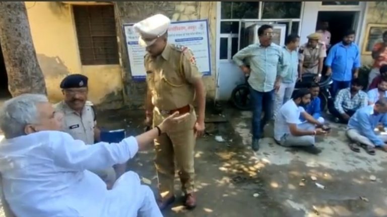 ‘परवेज ने बंदूक की नोंक पर किया ब्राह्मण समाज की बेटी का अपहरण’: पीड़ित परिवार के साथ धरने पर BJP सांसद, कहा – गहलोत राज में बहन-बेटियाँ सुरक्षित नहीं
