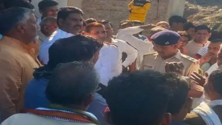 माता लक्ष्मी की मूर्ति लेकर आ रहे थे हिंदू, मोहम्मद खालिद ने पत्थर मार तोड़ दिया हाथ: बिहार के औरंगाबाद की घटना