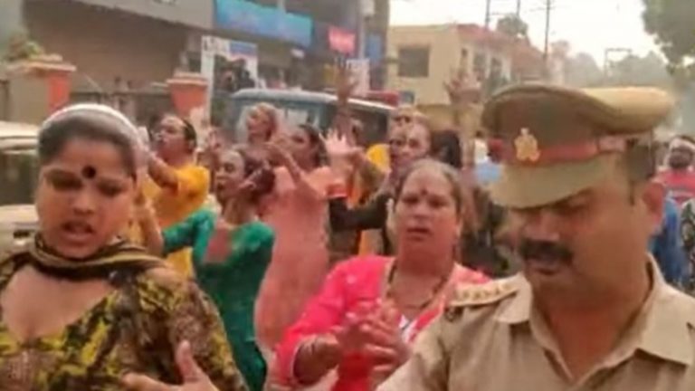 ‘हिन्दू किन्नर हिन्दुओं के यहाँ माँगें, मुस्लिम किन्नर मुस्लिमों के यहाँ’: अलीगढ़ में हिन्दू किन्नरों पर धर्मांतरण और इस्लाम कबूलने का दबाव, कहा – गुंडे बुला पिटवाते हैं