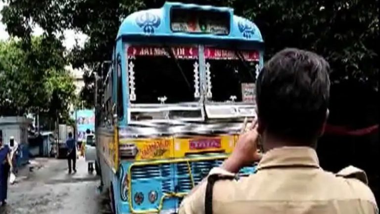 दुर्गा पूजा देखने निकले 6 लोगों को बबलू खान ने बस से कुचला, 3 की मौत, 3 घायल: कंडक्टर नूरूद्दीन और अरमान खान भी गिरफ्तार, शोर मचाने के बाद भी नहीं स्लो की गाड़ी