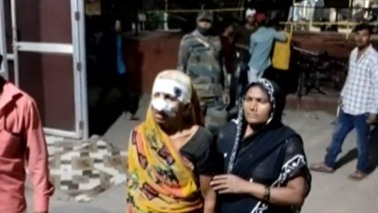 दुर्गा पूजा में भक्ति गीत क्यों बजाया, आयोजन में क्यों जा रही हो: हिंदू महिलाओं और लड़की को कट्टरपंथी मुस्लिमों ने बेरहमी से मारा