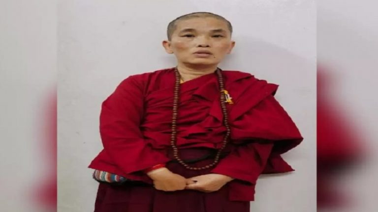 सिर मुंडवाया, लाल कपड़े पहने…बन गई बौद्ध भिक्षु: 3 साल से पहचान छिपाकर दिल्ली में रह रही थी चीनी महिला, जासूसी का शक होने पर गिरफ्तार