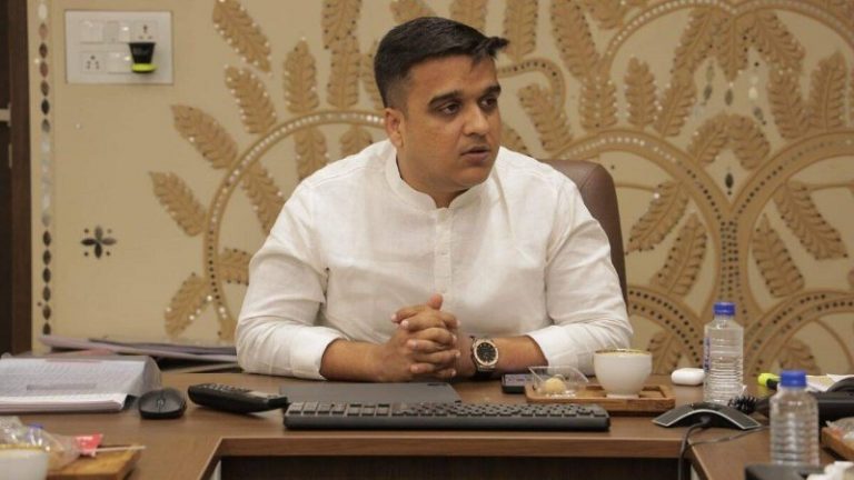 ’27 अक्टूबर तक ट्रैफिक उल्लंघन करने पर भी नहीं कटेगा कोई चालान’: गुजरात सरकार का दिवाली पर ‘अनोखा’ तोहफा, पुलिस फूल देकर समझाएगी