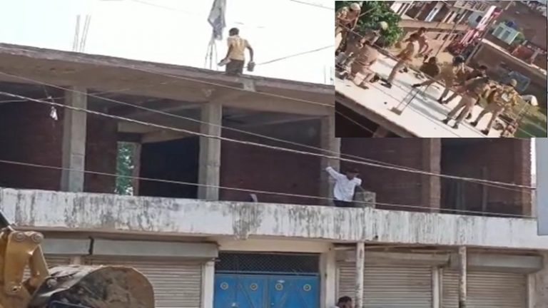 कानपुर में अवैध मकान गिरवाने पहुँची पुलिस पर ईंट-पत्थरों से हमला, 3 घायल: UP पुलिस ने छत पर चढ़ बरसाई लाठियाँ, 2 पत्थरबाज गिरफ्तार