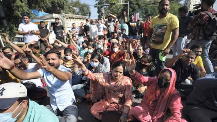 विरोध करते कश्मीरी हिंदू