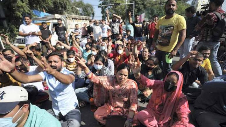 KFF ने ली कश्मीरी हिंदू की हत्या की जिम्मेदारी, सड़क पर लोगों का जोरदार विरोध प्रदर्शन: माँग- हमें सुरक्षित जगह शिफ्ट किया जाए