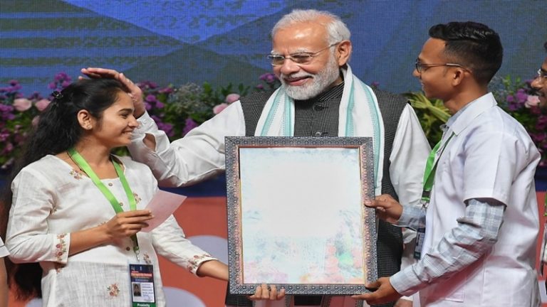 ‘अंग्रेजी सिर्फ संचार का माध्यम, बौद्धिक होने की निशानी नहीं’: गुजरात में बोले PM मोदी – शिक्षा व्यवस्था को अगले स्तर तक ले जाएगी 5G