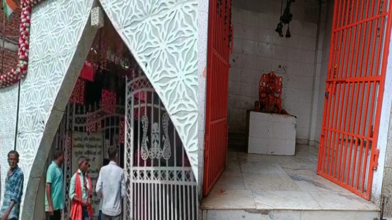 दावत ‘साहिल मैरिज होम’ में, हड्डियाँ और जूठा मांस दुर्गा मंदिर में फेंक दिए: शिकायत करने पर पुजारी को मारने दौड़ा, यूपी पुलिस ने किया गिरफ्तार
