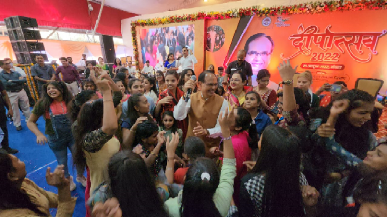 ‘संकल्प है मेरा… कभी कोई परेशानी नहीं आने दूँगा’ : कोरोना काल में जो बच्चे हुए अनाथ, उनके ‘मामा’ बन झूमे CM चौहान, डांस देख लोगों ने कहा- आपके होते कौन अकेला