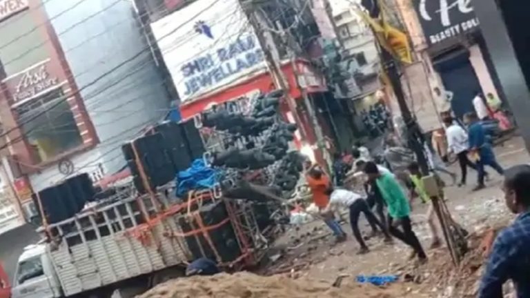 दुर्गा विसर्जन के वक्त दो पक्षों में पथराव, लाठी-डंडे भी चले: छत्तीसगढ़ पुलिस पर मौके से गायब होने के आरोप, सफाई में कहा- हमने पूरी रात ड्यूटी की