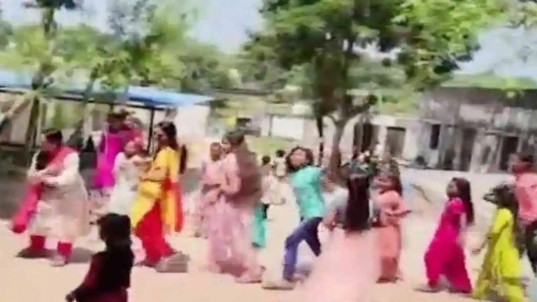 गरबा के दौरान मुस्लिम टीचर ने DJ बंद कर लगाया ताजिया का मजहबी शोक: बच्चों का छाती पीटते Video सामने आया, गुजरात में PFI कनेक्शन का संदेह