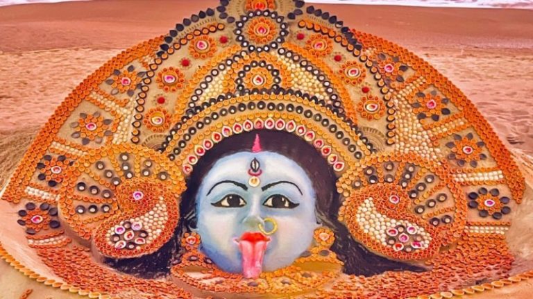 4 हजार दीये, 5 टन रेत… सुदर्शन पटनायक ने दिवाली पर बनाई माँ काली की मूर्ति, जगन्नाथ पुरी के समुद्र तट से देश को कहा – शुभ दीपावली