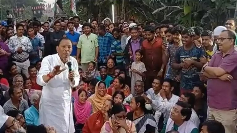 ‘हमारी राष्ट्रपति कैसी दिखती हैं?’ : TMC नेता ने उड़ाया प्रेसिडेंट द्रौपदी मुर्मू के रंग-रूप का मजाक, Video देख उठी गिरफ्तारी की माँग