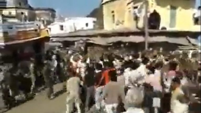 ‘लाठीचार्ज कीजिए, मार डालिए, हम नहीं जाएँगे, आप गोली चलाइए’: जब मुलायम ने रामभक्तों पर चलवाई थी अंधाधुंध गोलियाँ, वीडियो में देखें मंजर