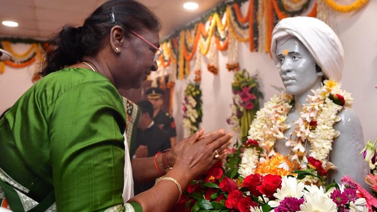 भगवान बिरसा मुंडा के गाँव में पहली बार राष्ट्रपति, बोलीं द्रौपदी मुर्मू- यह मेरे लिए तीर्थयात्रा समान: उलिहातु को बदहाली दूर होने की उम्मीद