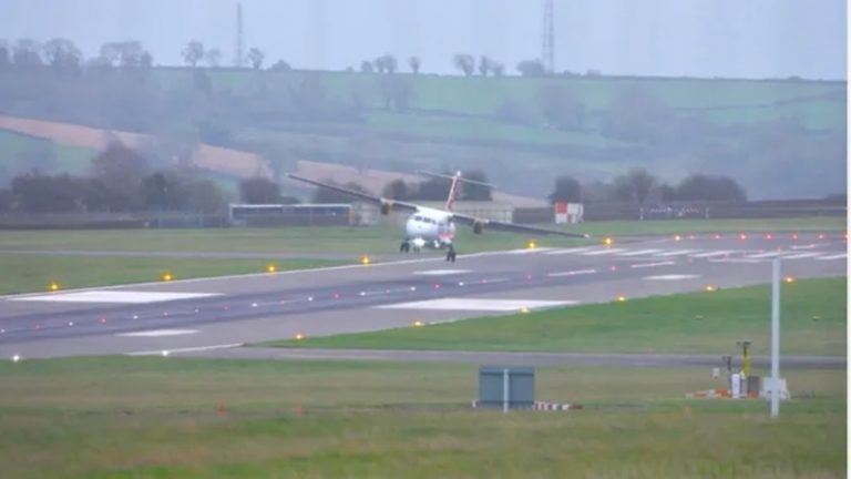 तूफान में लड़खड़ाते विमान को तिरछा करके लैंड कराया, Crosswind Landing के लिए पायलटों की हो रही तारीफ: देखें वीडियो