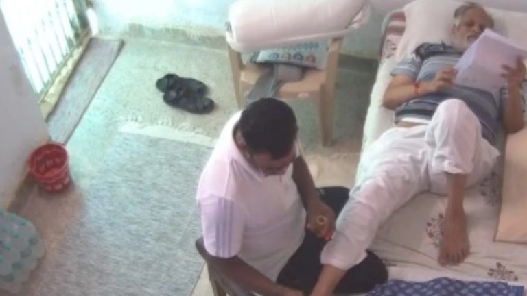 तिहाड़ में सत्येंद्र जैन को मसाज देने वाला निकला ‘बलात्कारी’, Video लीक होने पर AAP ने बताया था- फिजियोथेरेपिस्ट: IAP चीफ ने भी लताड़ा