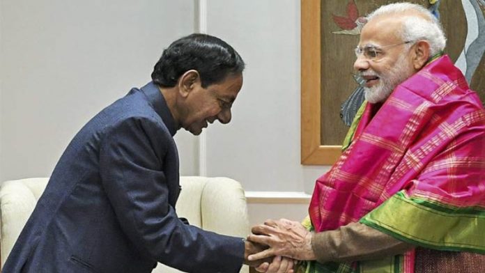 पीएम मोदी के साथ सीएम केसीआर