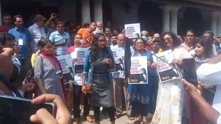 ईरानी औरतों के समर्थन में आईं केरल की मुस्लिम महिलाएँ, एकजुट होकर हिजाब जलाया: भारत में पहली घटना, पोस्टर लेकर नारेबाजी भी की