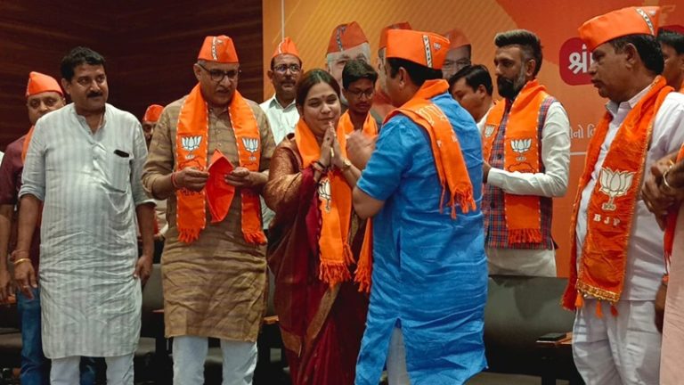 गुजरात में कॉन्ग्रेस को झटका: BJP में शामिल हुईं पूर्व MLA, बताया- टिकट के बदले माँग रहे थे ₹1 करोड़