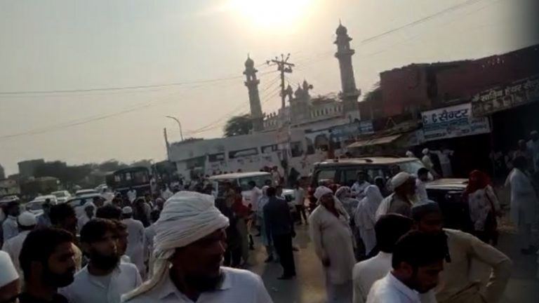 मुस्लिम बहुल मेवात में पंचायत चुनाव के दौरान गोलीबारी और पत्थरबाजी: पीड़ित हिन्दू ने बताया – हमारे घरों पर पुलिस के सामने ही बोतलों से हमला