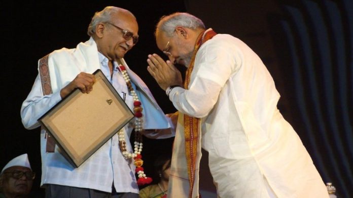 रासविहारी मणियार को सम्मानित करते पीए मोदी