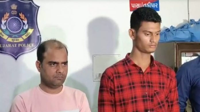 कैश के साथ पकड़े गए लोग