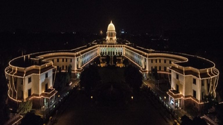 मदरसों को स्कूल में बदलने का कानून: मुस्लिम पक्ष की याचिका पर सुप्रीम कोर्ट ने जारी किया नोटिस, असम की सरमा सरकार ने लिया था फैसला