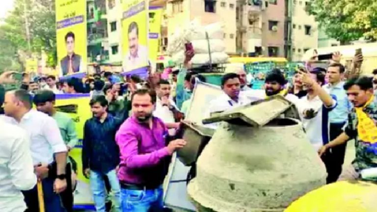 पहले तोड़े बैरिकेड, फिर नगर निगम कर्मचारियों से बदसलूकी की: सूरत में केजरीवाल के रोड में AAP कार्यकर्ताओं की गुंडागर्दी, 3 के खिलाफ FIR दर्ज
