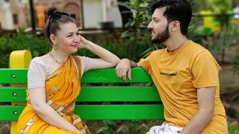 मुस्लिम शौहर इस्लाम कबूलने का डालता था दबाव, रूसी महिला ने भारत आ कृष्ण भक्ति में खोजी मुक्ति; अब हिंदू के साथ करेंगी शादी