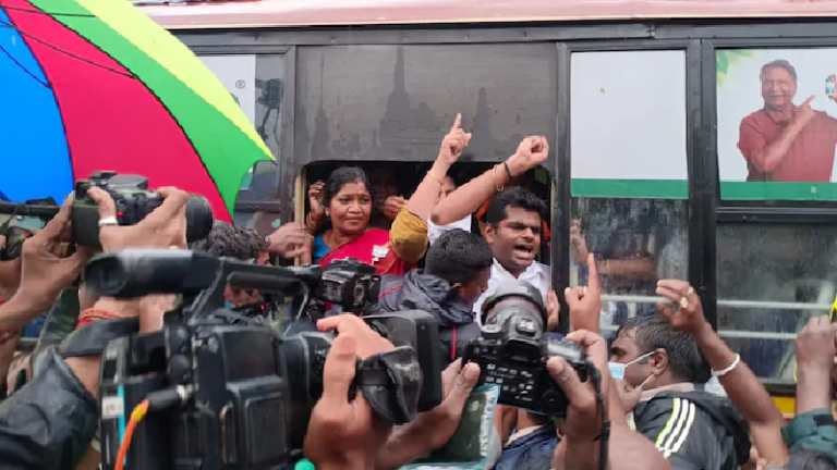 तमिलनाडु में BJP के प्रदेश अध्यक्ष समेत महिला मोर्चा की कई कार्यकर्ताएँ हिरासत में: DMK नेता सादिक ने की थी महिला विरोधी टिप्पणी, हो रहा है विरोध
