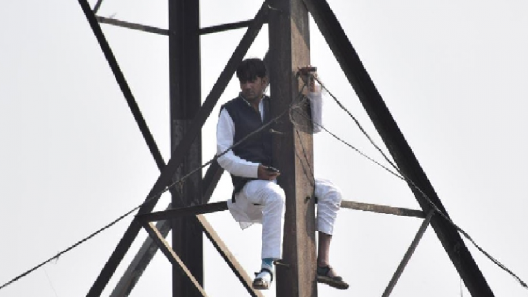 ‘₹3 करोड़ में माफिया को बेच दिया टिकट’: टिकट न मिलने से नाराज़ AAP नेता हसीब टॉवर पर चढ़ गया, कहा – आतिशी होंगी मेरी मौत की जिम्मेदार