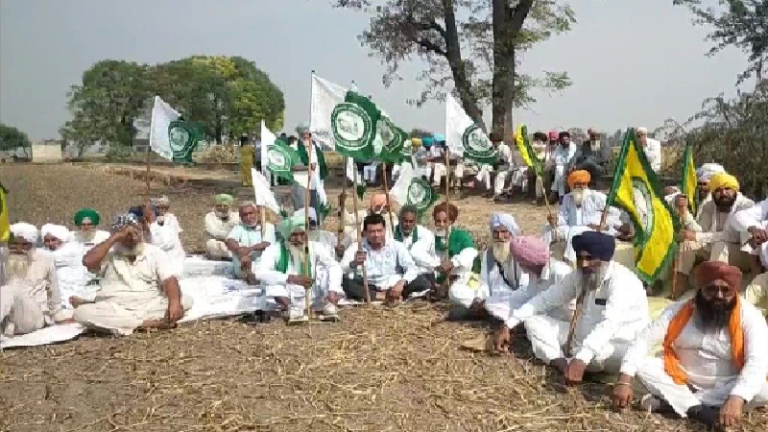 पंजाब में सर्वे करने गए थे पटवारी, किसानों ने गुस्से में बंधक बनाया: कहा- ‘हमारे पास पराली जलाने के सिवा कोई विकल्प नहीं, सरकार ठीक से काम नहीं करती’
