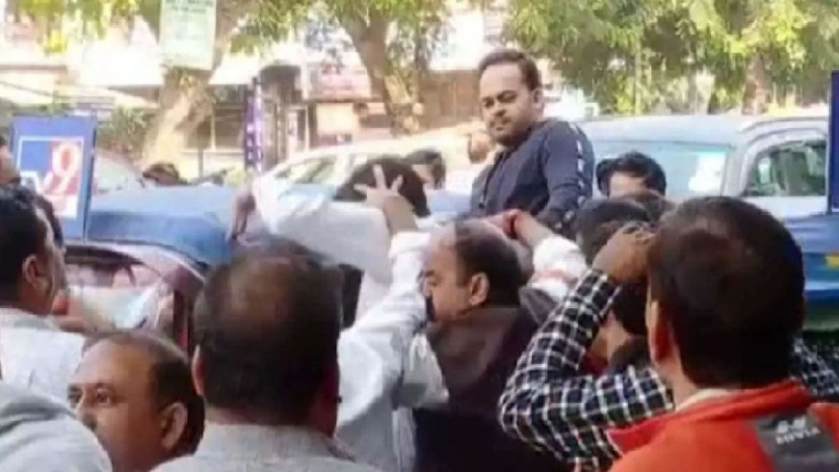 ‘आम आदमी नहीं, गुंडा बदमाश पार्टी’… दिल्ली में AAP प्रत्याशी ने भाजपा उम्मीदवार पर बोला हमला, बेटे को भी पीटा: सामने आई गला दबाने वाली तस्वीर