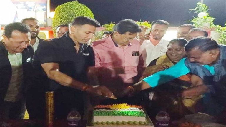कमलनाथ की राह पर मध्य प्रदेश कॉन्ग्रेस के पटवारी: गए थे भारत जोड़ो यात्रा की तैयारी करने, काटा तिरंगे वाला केक