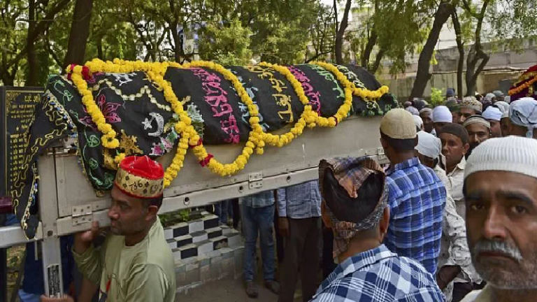 मोरबी के 4 कब्रिस्तानों में लाशों का अंबार, कब्र खोदने में जुटे हैं 150 लोग: कर्मचारियों ने बताया – इतनी कब्रें कभी नहीं खोदी, बिना खाए-पिए कर रहे काम