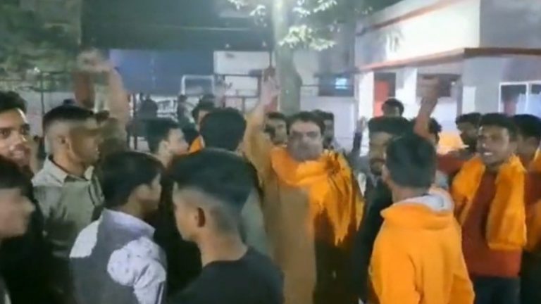 3 भाई समीर, आरजू और गुलफाम ने 2 सगी बहनों से की छेड़छाड़, हिन्दू लड़कियों ने चप्पल से पीटा: हिन्दू संगठनों ने थाने में पढ़ी हनुमान चालीसा, गूँजा ‘जय श्री राम’